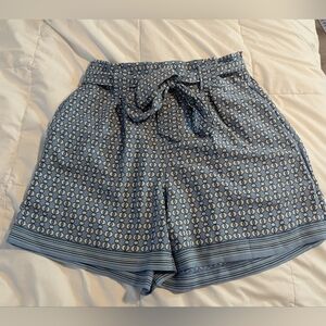 Max Studio belted shorts w pockets.